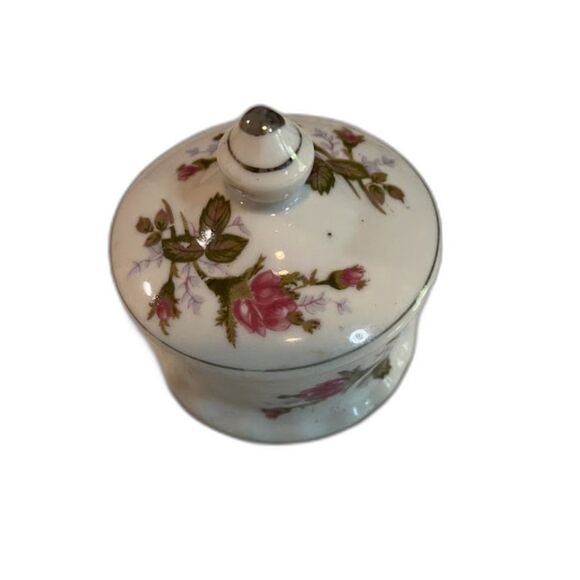 Vtg Porcelain Trinket Box MCM White with Roses Floral Grannycore Shabby Chic - Picture 2 of 3